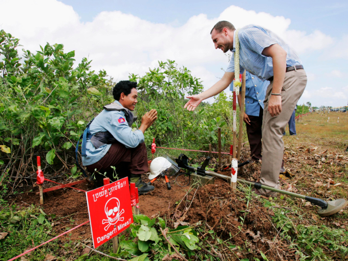 The Crown Prince’s first trip for UNDP was to Cambodia in 2004. Among other things, he visited mine clearance personnel at the Cambodia Mine Action Centre in Kampong Chhnang. Photo: Erlend Aas / NTB scanpix